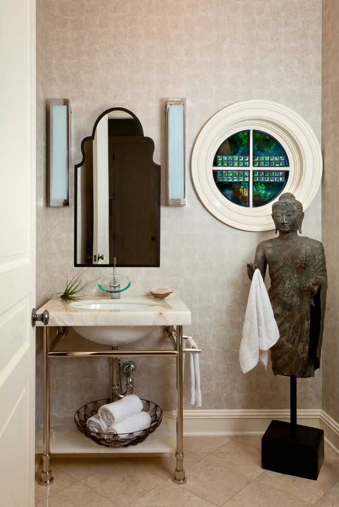 Foto de aseo tradicional renovado con lavabo bajoencimera, paredes beige y encimeras beige