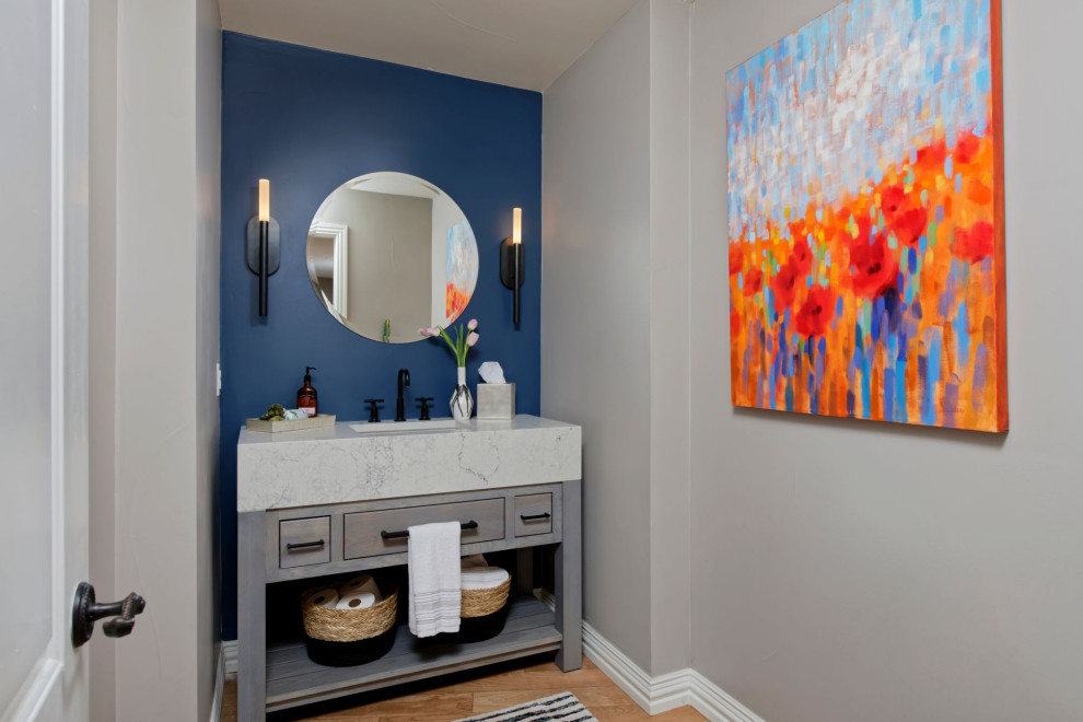 Mittelgroße Moderne Gästetoilette mit grauer Wandfarbe, braunem Holzboden, Unterbauwaschbecken, Quarzwerkstein-Waschtisch, weißer Waschtischplatte und eingebautem Waschtisch in Denver
