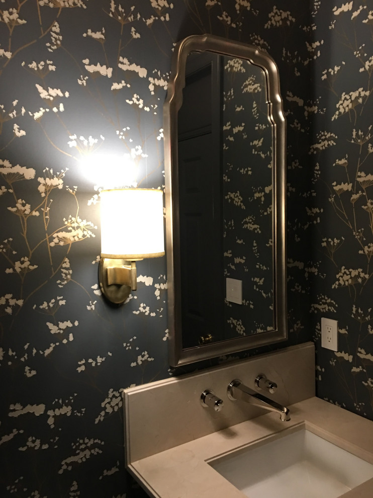 Inspiration för ett mellanstort vintage beige beige toalett, med kalkstensgolv, ett undermonterad handfat, marmorbänkskiva och beiget golv