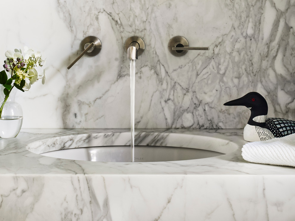 Imagen de aseo clásico renovado pequeño con lavabo bajoencimera y encimera de mármol