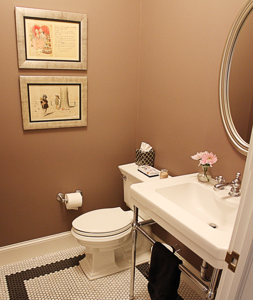 Ispirazione per un piccolo bagno di servizio tradizionale con lavabo a colonna, WC a due pezzi, pareti marroni e pavimento con piastrelle a mosaico
