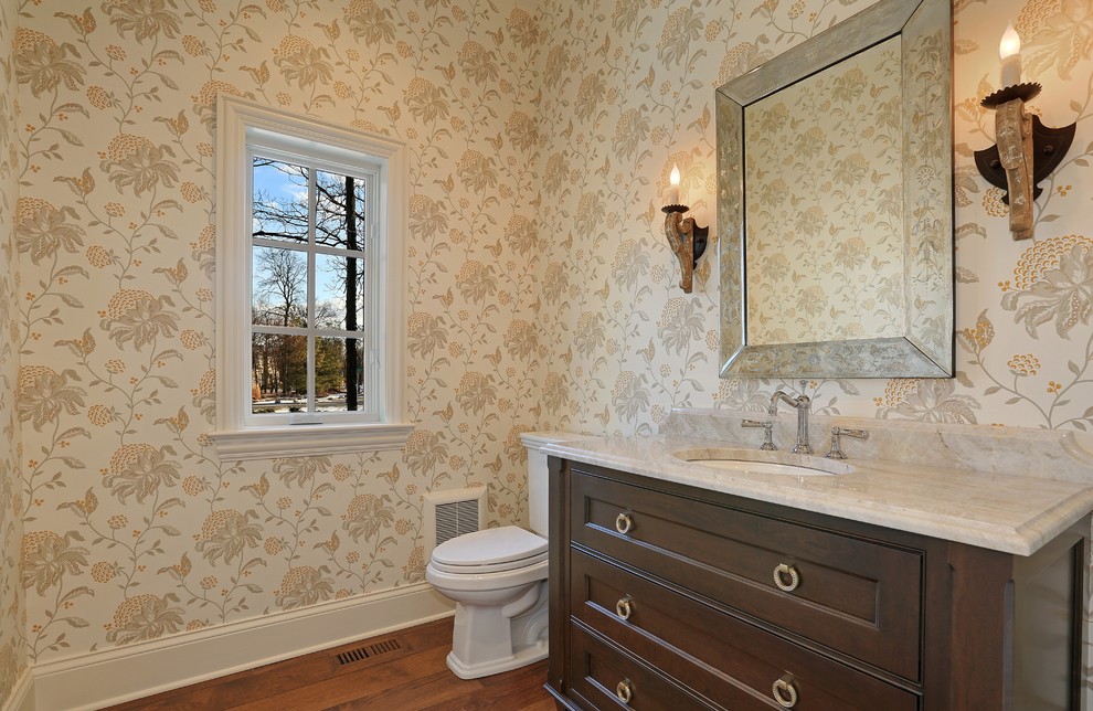 Immagine di un bagno di servizio di medie dimensioni con ante in legno bruno, WC monopezzo, pareti multicolore, pavimento in legno massello medio e top in granito
