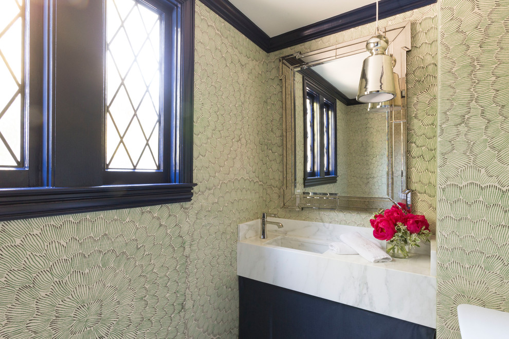Idee per un bagno di servizio tradizionale di medie dimensioni con ante lisce, ante nere, pareti verdi, lavabo sottopiano, top in marmo e top bianco