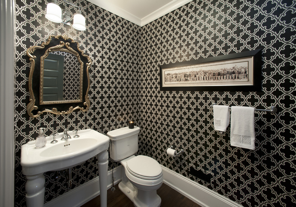 フィラデルフィアにあるトラディショナルスタイルのおしゃれなトイレ・洗面所 (コンソール型シンク) の写真