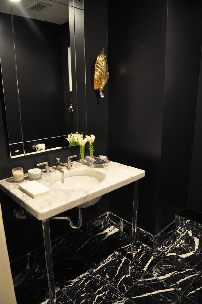 Ispirazione per un piccolo bagno di servizio minimal con pistrelle in bianco e nero, pareti nere, pavimento in marmo, lavabo a colonna e top in marmo