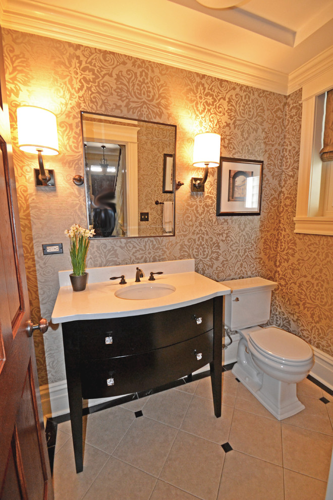 Modelo de aseo clásico renovado con lavabo bajoencimera, armarios tipo mueble, puertas de armario de madera en tonos medios, encimera de cuarzo compacto y sanitario de dos piezas