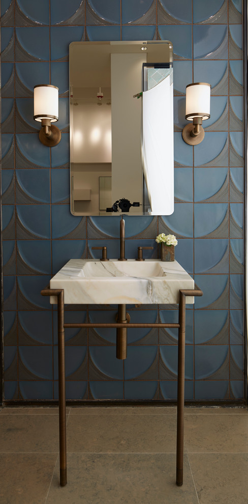 Идея дизайна: туалет в стиле неоклассика (современная классика) с мраморной столешницей, синей плиткой, серой плиткой, синими стенами и консольной раковиной