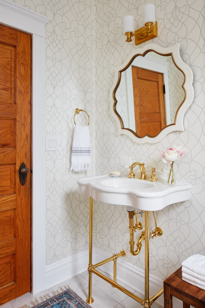 Kleine Klassische Gästetoilette mit Toilette mit Aufsatzspülkasten, Keramikboden, Mineralwerkstoff-Waschtisch und weißem Boden in Chicago