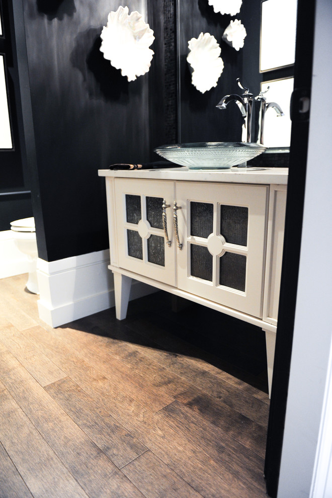 Esempio di un bagno di servizio chic con ante bianche, pareti nere, pavimento in legno massello medio, top in quarzo composito, pavimento marrone e top bianco