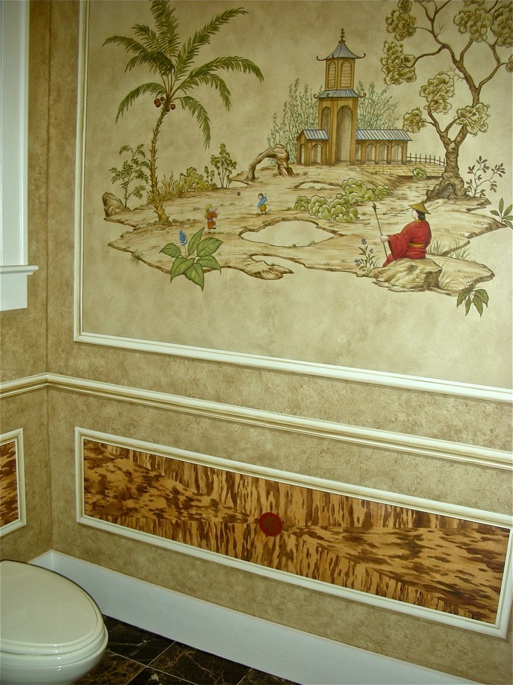タンパにあるトラディショナルスタイルのおしゃれなトイレ・洗面所の写真