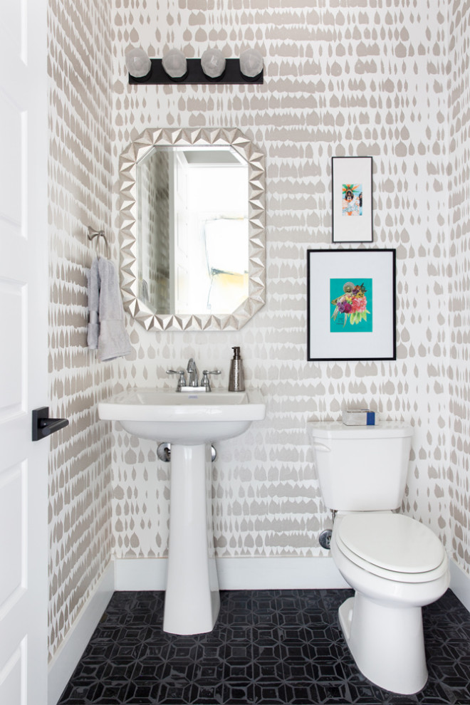 Idee per un bagno di servizio classico di medie dimensioni con WC monopezzo, pavimento con piastrelle a mosaico, lavabo a consolle, top in quarzo composito, pavimento nero e top bianco