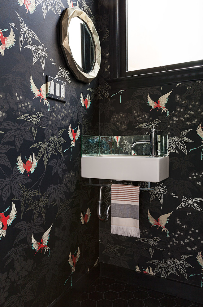 Стильный дизайн: туалет в стиле неоклассика (современная классика) с черными стенами и подвесной раковиной - последний тренд