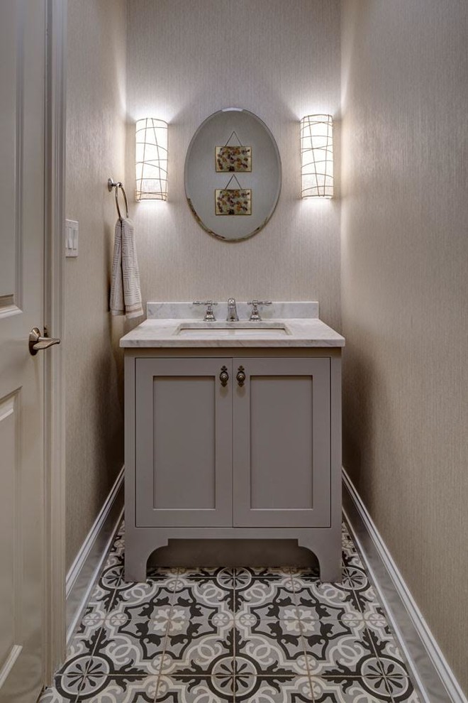 Exempel på ett stort klassiskt toalett, med skåp i shakerstil, grå skåp, en toalettstol med hel cisternkåpa, grå väggar, cementgolv, ett nedsänkt handfat, marmorbänkskiva och grått golv