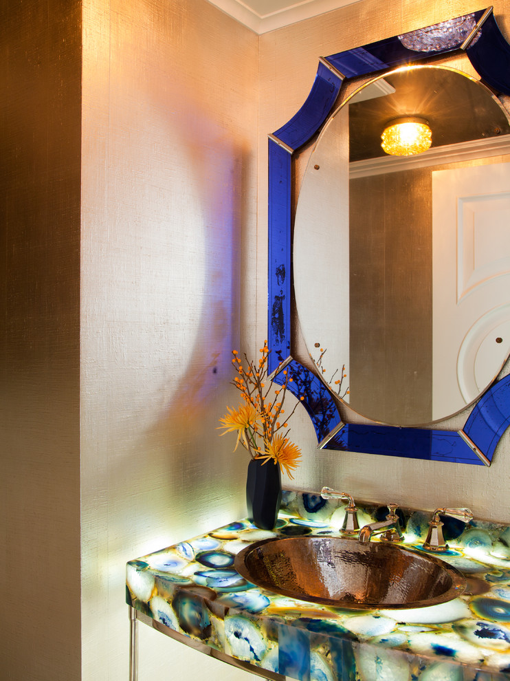 Источник вдохновения для домашнего уюта: туалет в современном стиле с накладной раковиной и разноцветной столешницей