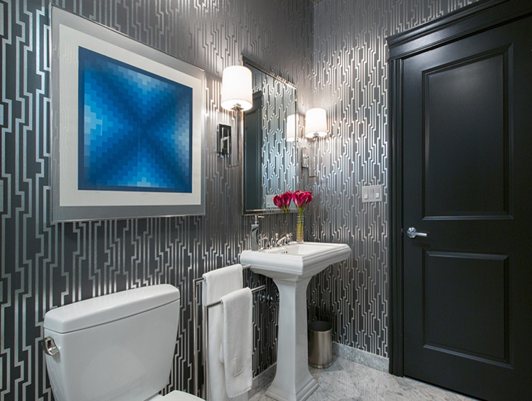 Inspiration för små eklektiska toaletter, med grå väggar, marmorgolv, ett piedestal handfat, en toalettstol med separat cisternkåpa och grått golv