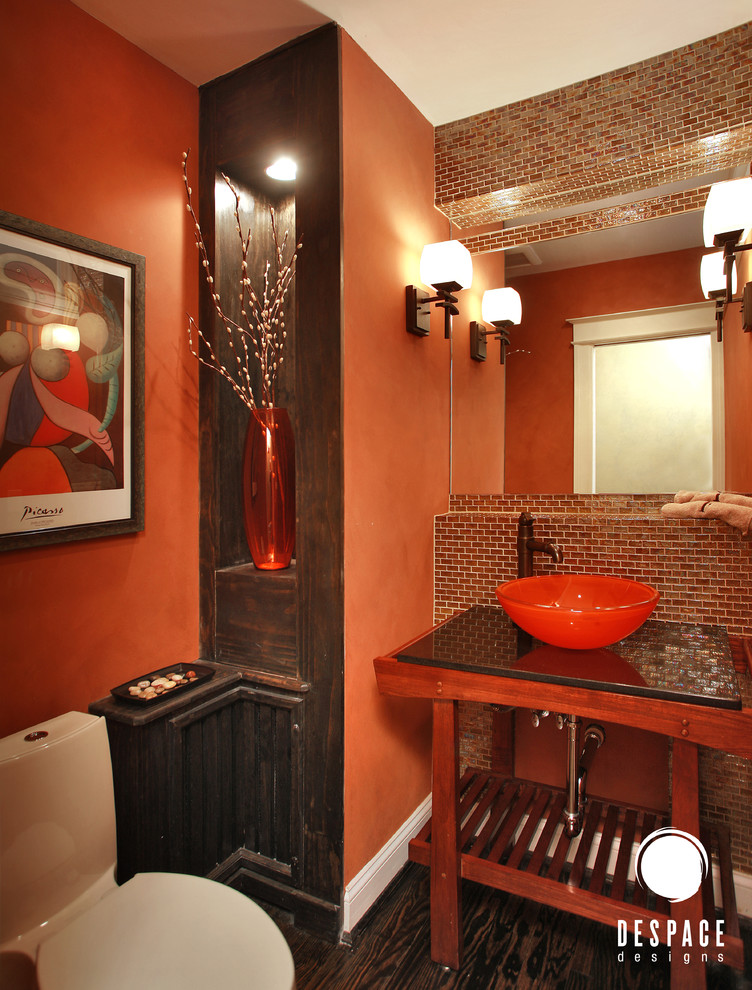 Cette photo montre un petit WC et toilettes tendance avec une vasque, WC séparés, un mur orange et un carrelage rouge.