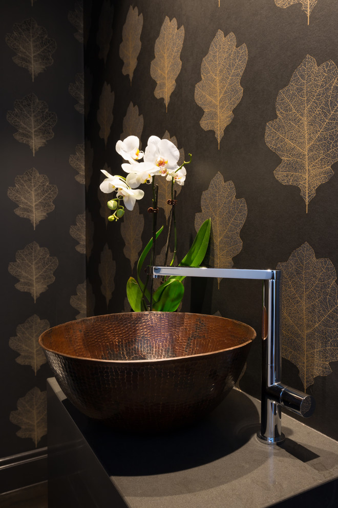 Mittelgroße Moderne Gästetoilette mit grauen Schränken, Toilette mit Aufsatzspülkasten, schwarzer Wandfarbe, Porzellan-Bodenfliesen, Aufsatzwaschbecken, Quarzwerkstein-Waschtisch und schwarzem Boden in Auckland
