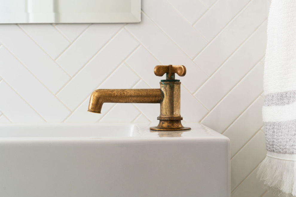 Immagine di un piccolo bagno di servizio classico con piastrelle bianche, pareti bianche e lavabo sospeso