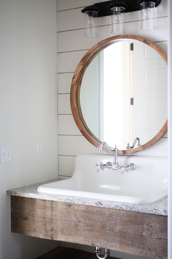 Esempio di un bagno di servizio country di medie dimensioni con pareti bianche, lavabo sospeso, top in granito e top grigio