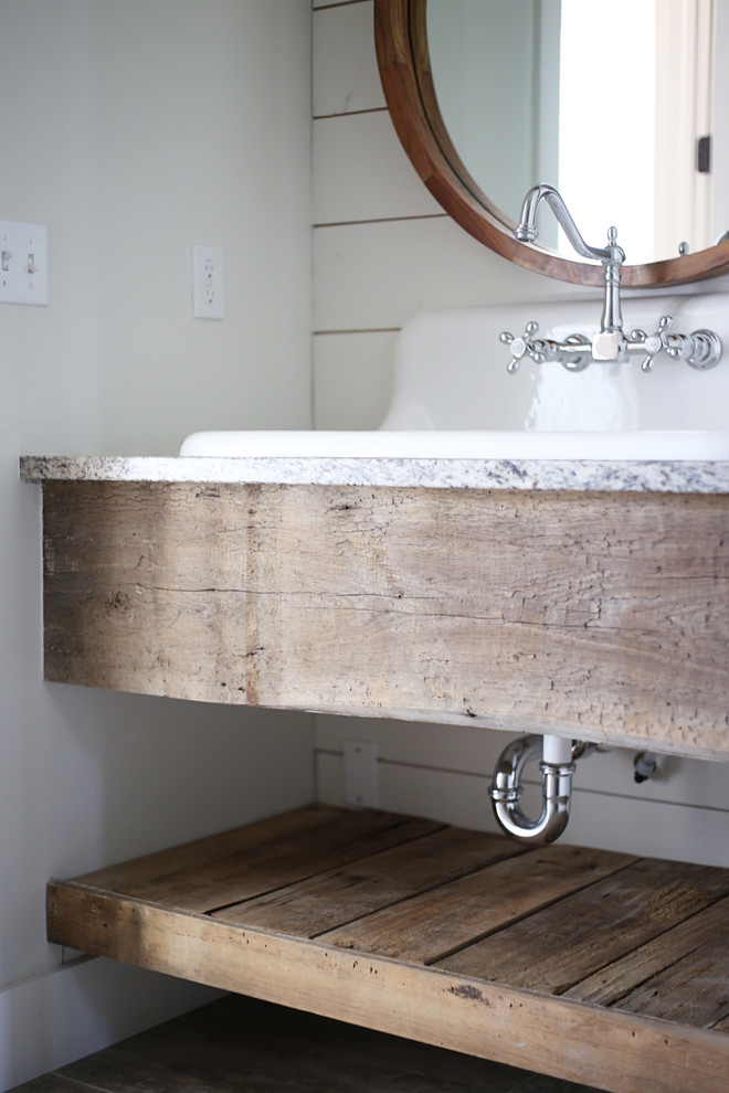 Idee per un bagno di servizio country di medie dimensioni con pareti bianche, lavabo sospeso, top in granito e top grigio