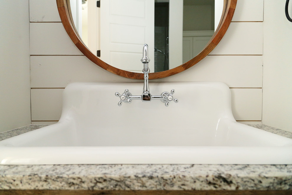 Immagine di una stanza da bagno country di medie dimensioni con pareti bianche, lavabo sospeso e top in granito