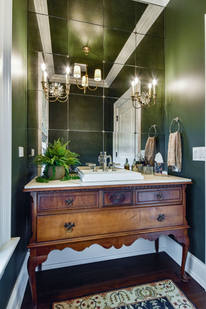 Mittelgroße Klassische Gästetoilette mit hellbraunen Holzschränken, Toilette mit Aufsatzspülkasten, Spiegelfliesen, grüner Wandfarbe, dunklem Holzboden, Quarzwerkstein-Waschtisch, weißer Waschtischplatte und freistehendem Waschtisch in Chicago