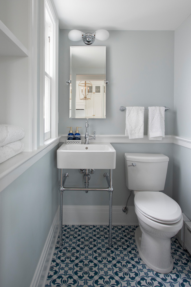 Foto på ett litet vintage toalett, med en toalettstol med separat cisternkåpa, grå väggar, klinkergolv i keramik, ett väggmonterat handfat och flerfärgat golv