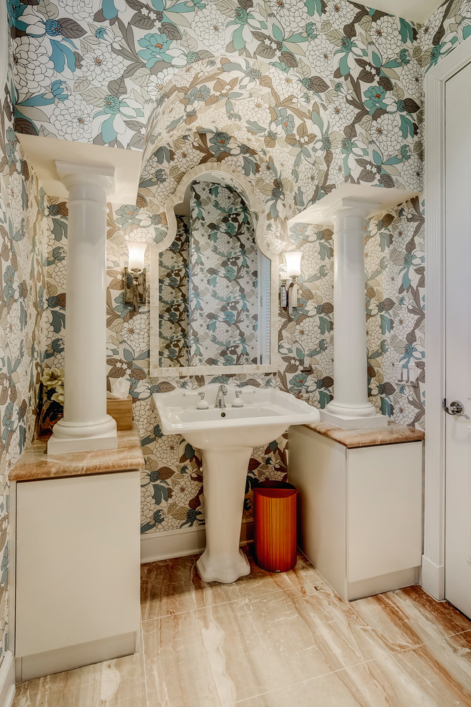Idee per un piccolo bagno di servizio chic con lavabo a colonna, ante lisce, ante bianche, top in marmo, WC a due pezzi, pareti multicolore, pavimento in marmo e piastrelle marroni