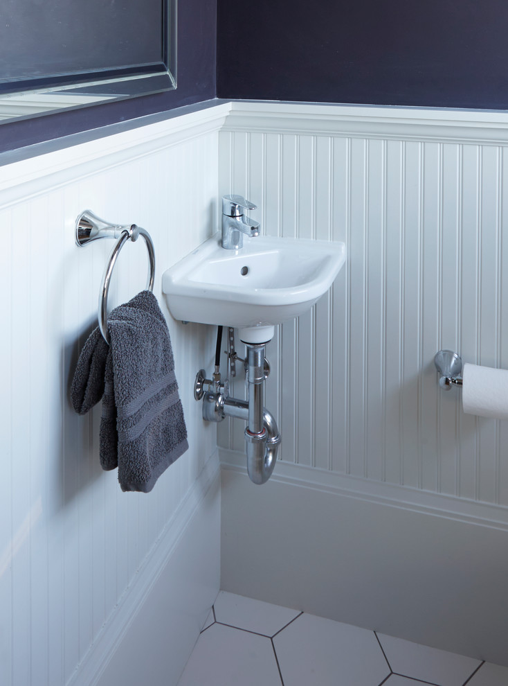 Idéer för ett litet amerikanskt toalett, med en toalettstol med separat cisternkåpa, vit kakel, porslinskakel, lila väggar, klinkergolv i porslin och ett väggmonterat handfat