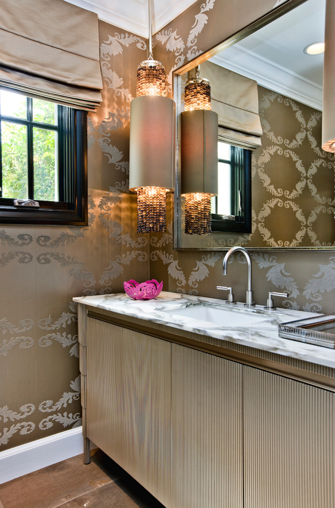 Idee per un bagno di servizio tradizionale di medie dimensioni con consolle stile comò, ante beige, pareti marroni, lavabo sottopiano, top in marmo e top bianco