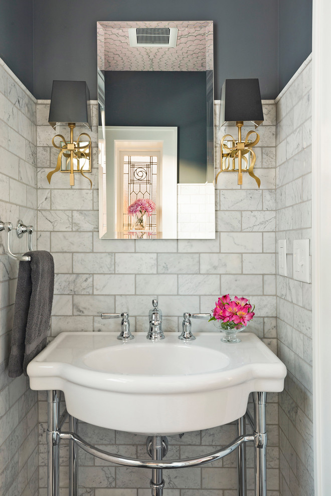 Свежая идея для дизайна: туалет в стиле фьюжн с серой плиткой, плиткой мозаикой, серыми стенами, полом из сланца, раковиной с пьедесталом и серым полом - отличное фото интерьера