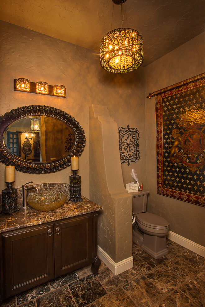 Exempel på ett litet medelhavsstil toalett, med släta luckor, skåp i mellenmörkt trä, en toalettstol med separat cisternkåpa, beige väggar, marmorgolv, ett fristående handfat, granitbänkskiva och brunt golv