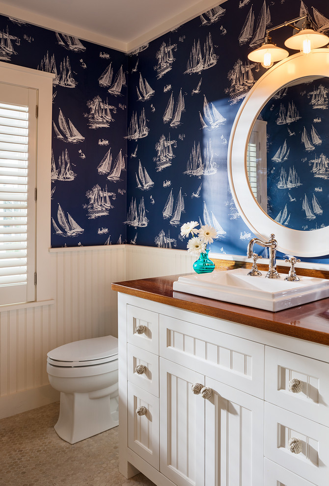 Ispirazione per un bagno di servizio stile marinaro con ante bianche, pareti multicolore, lavabo da incasso e pavimento beige