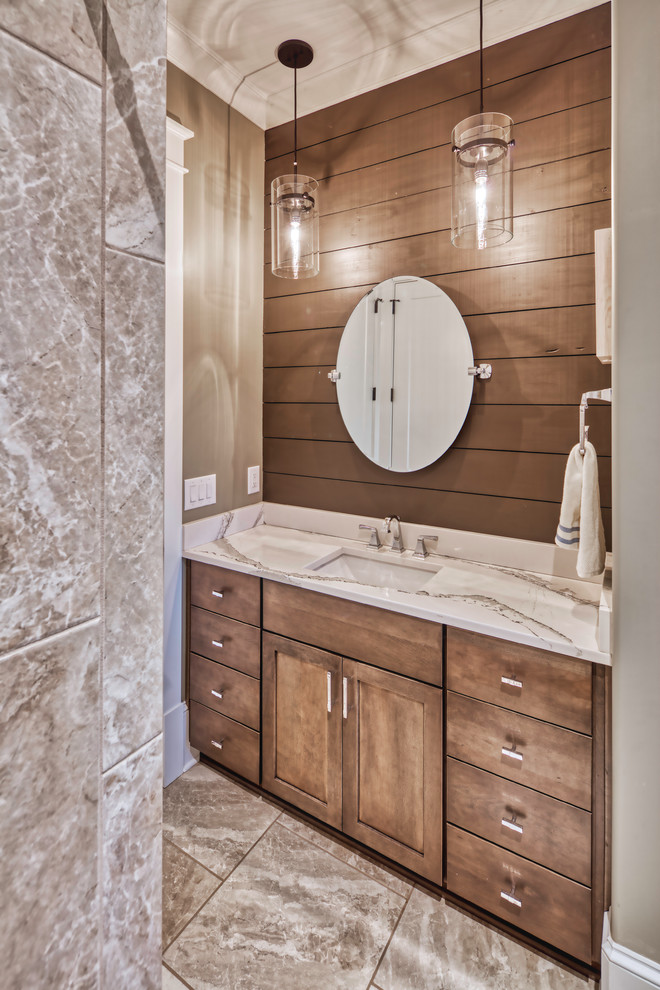 Immagine di un bagno di servizio rustico di medie dimensioni con ante in stile shaker, ante in legno scuro, WC monopezzo, pareti beige, lavabo sottopiano, pavimento grigio e top bianco