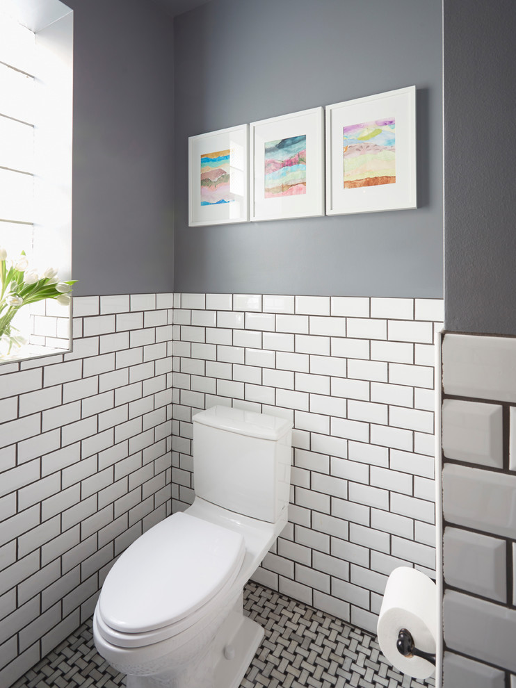 Cette image montre un WC et toilettes traditionnel avec WC séparés, un carrelage blanc, un carrelage métro, un mur gris, un sol en marbre, un lavabo de ferme et un sol multicolore.
