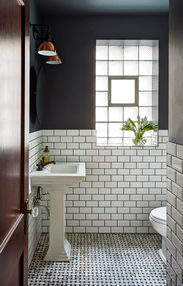 На фото: туалет в классическом стиле с раздельным унитазом, белой плиткой, плиткой кабанчик, серыми стенами, мраморным полом, раковиной с пьедесталом и разноцветным полом