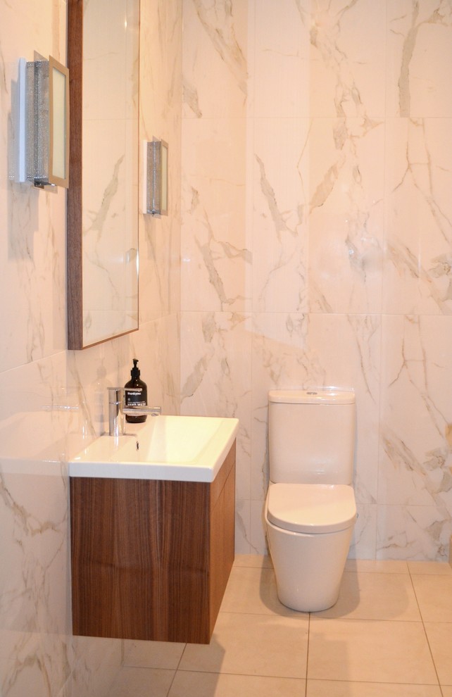 Foto di un piccolo bagno di servizio contemporaneo con ante lisce, ante in legno scuro, WC a due pezzi, piastrelle di marmo, pavimento con piastrelle in ceramica, lavabo rettangolare e pareti bianche