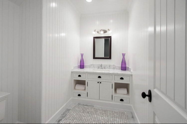 Cette photo montre un petit WC et toilettes chic avec un placard à porte shaker, des portes de placard blanches, un mur blanc, un sol en carrelage de terre cuite, un lavabo encastré, un plan de toilette en quartz, un sol gris et un plan de toilette blanc.