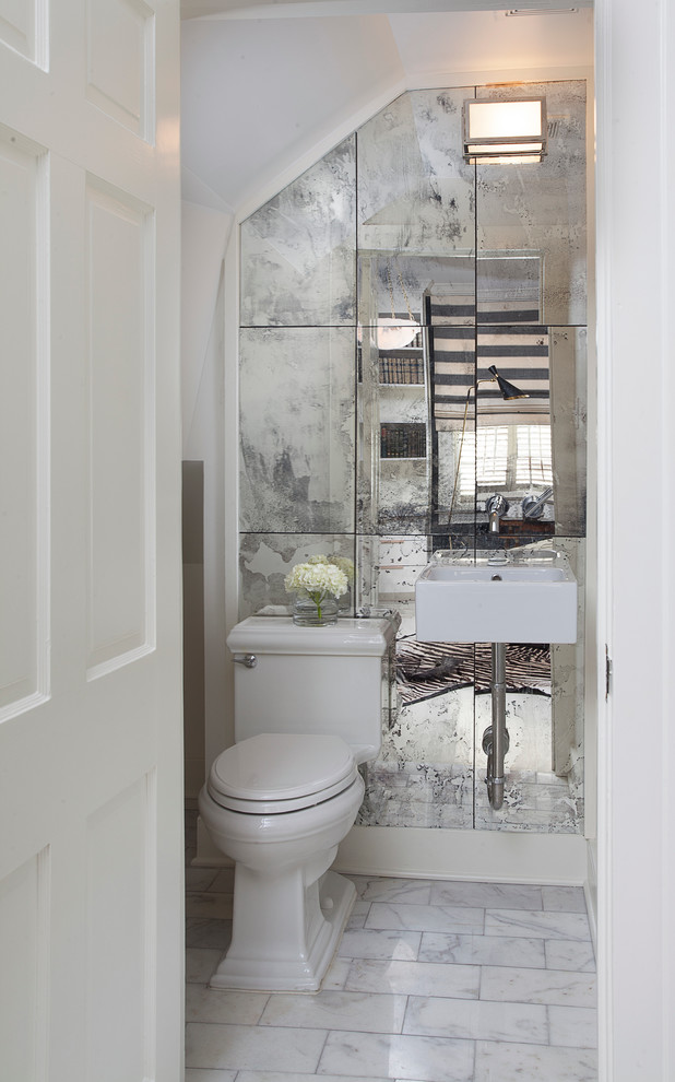 Пример оригинального дизайна: маленький туалет: освещение в современном стиле с подвесной раковиной, зеркальной плиткой и белыми стенами для на участке и в саду