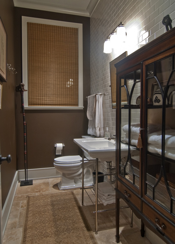 Идея дизайна: маленький туалет в классическом стиле с раздельным унитазом, белой плиткой, плиткой кабанчик, коричневыми стенами, полом из керамической плитки, подвесной раковиной и коричневым полом для на участке и в саду