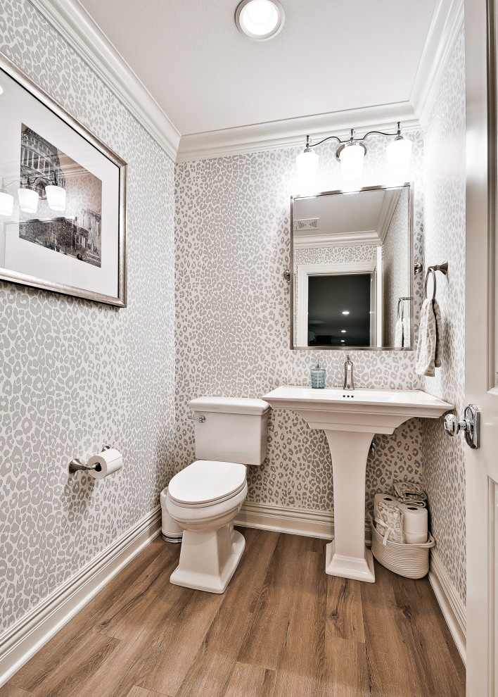 Exemple d'un petit WC et toilettes chic avec des portes de placard blanches, WC séparés, un carrelage blanc, des carreaux de porcelaine, un mur blanc, un sol en carrelage de porcelaine, un lavabo encastré, un plan de toilette en marbre, un sol gris, un plan de toilette blanc et meuble-lavabo sur pied.