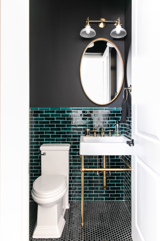 Foto de aseo clásico renovado pequeño con baldosas y/o azulejos verdes, paredes negras, suelo con mosaicos de baldosas, suelo negro y lavabo con pedestal