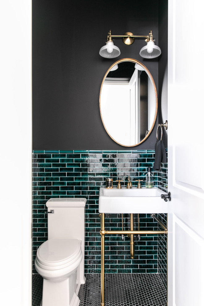 Diseño de aseo tradicional renovado pequeño con baldosas y/o azulejos verdes, paredes negras, suelo con mosaicos de baldosas, lavabo con pedestal y suelo negro