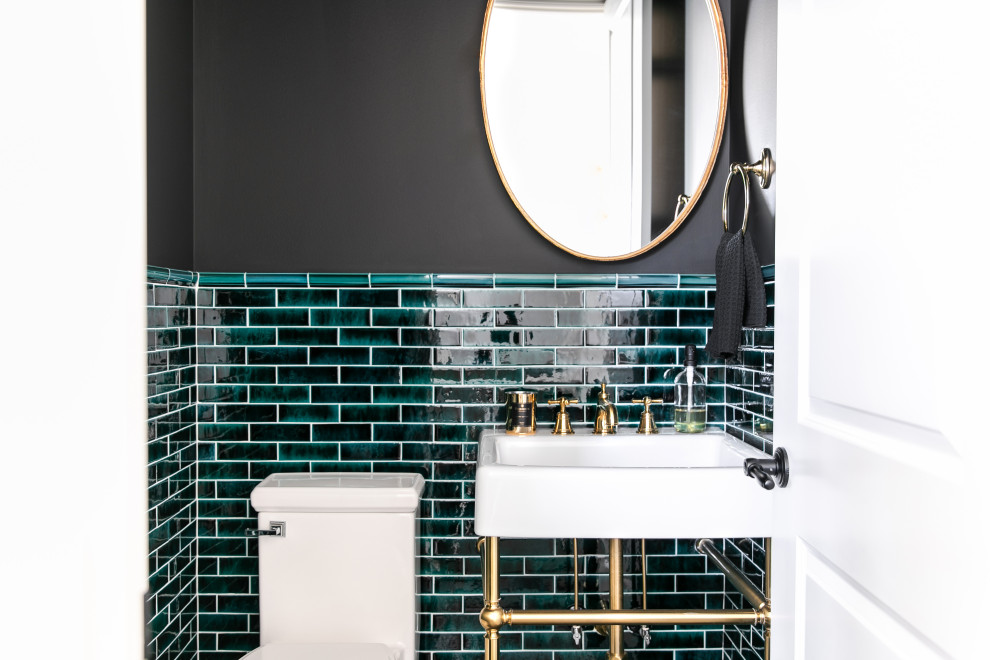 Foto de aseo clásico renovado pequeño con baldosas y/o azulejos verdes, paredes negras, suelo con mosaicos de baldosas, lavabo con pedestal y suelo negro