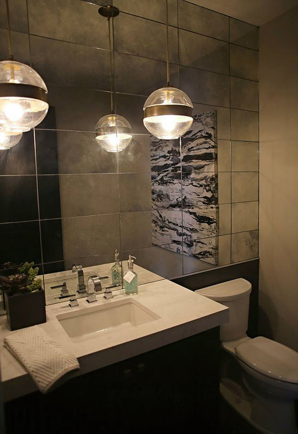 Immagine di un bagno di servizio con ante in stile shaker, pavimento con piastrelle in ceramica, ante in legno bruno, piastrelle a specchio, top in quarzo composito e lavabo sottopiano