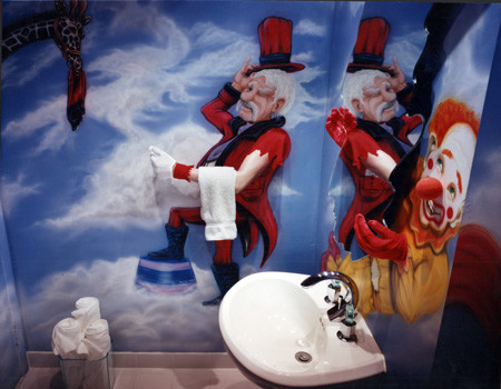 Esempio di un bagno di servizio contemporaneo