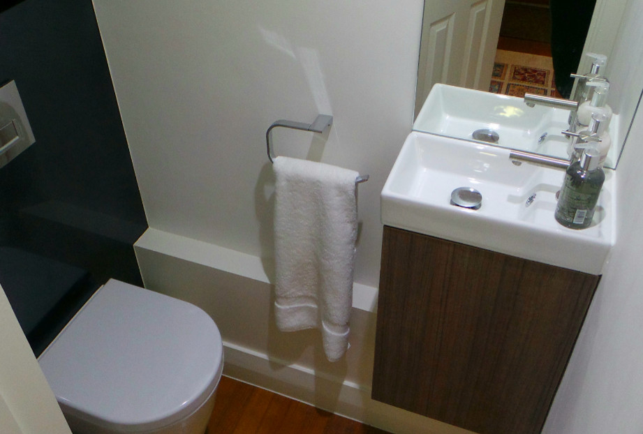 Idee per un piccolo bagno di servizio minimal con WC sospeso