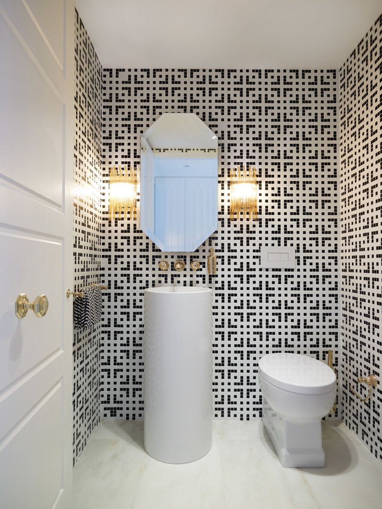Imagen de aseo moderno grande con lavabo con pedestal, sanitario de una pieza, baldosas y/o azulejos en mosaico, suelo de mármol, paredes multicolor y baldosas y/o azulejos blancas y negros