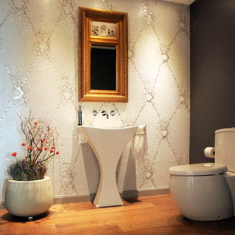 Ispirazione per un grande bagno di servizio contemporaneo con lavabo a colonna, piastrelle bianche, piastrelle a mosaico, pareti grigie, pavimento in legno massello medio e WC a due pezzi