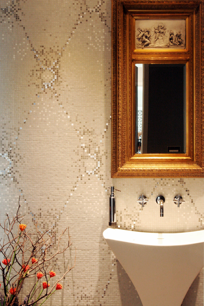 На фото: большой туалет в современном стиле с раковиной с пьедесталом, белой плиткой, плиткой мозаикой и серыми стенами с